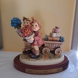 Hummel Goebel Vintage 1996 Love's Bounty #751 Figurine W Wood Base Excellent